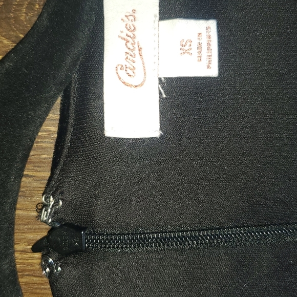 🎄 HOLIDAY VELVET ROMPER 🎄 - Picture 3 of 9